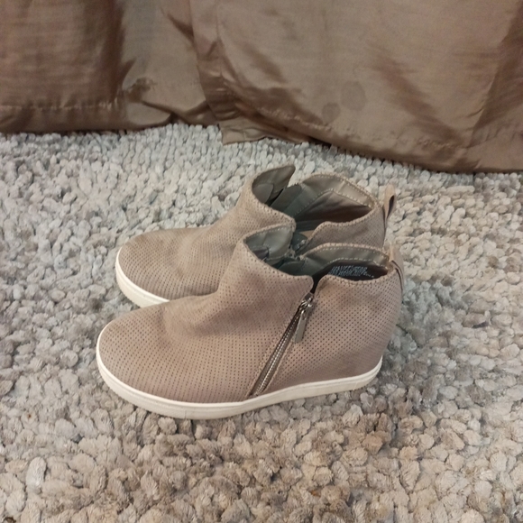 Women's Torrid Gray Faux Suede Ankle Crop Booties Size 7.5 WW - Picture 2 of 8